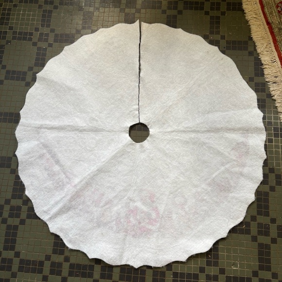 1984 Giordano White Felt Christmas Tree Skirt with Santa and Toy Design - Picture 5 of 5